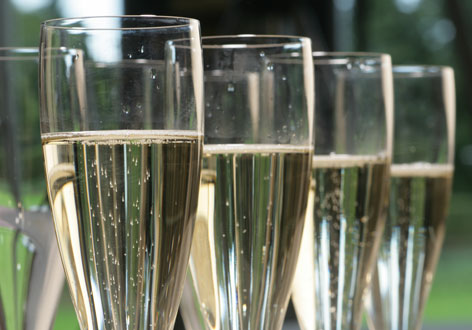 uitvaart-luxearrangement-champagneglazen Luxe uitvaart met glas champagne