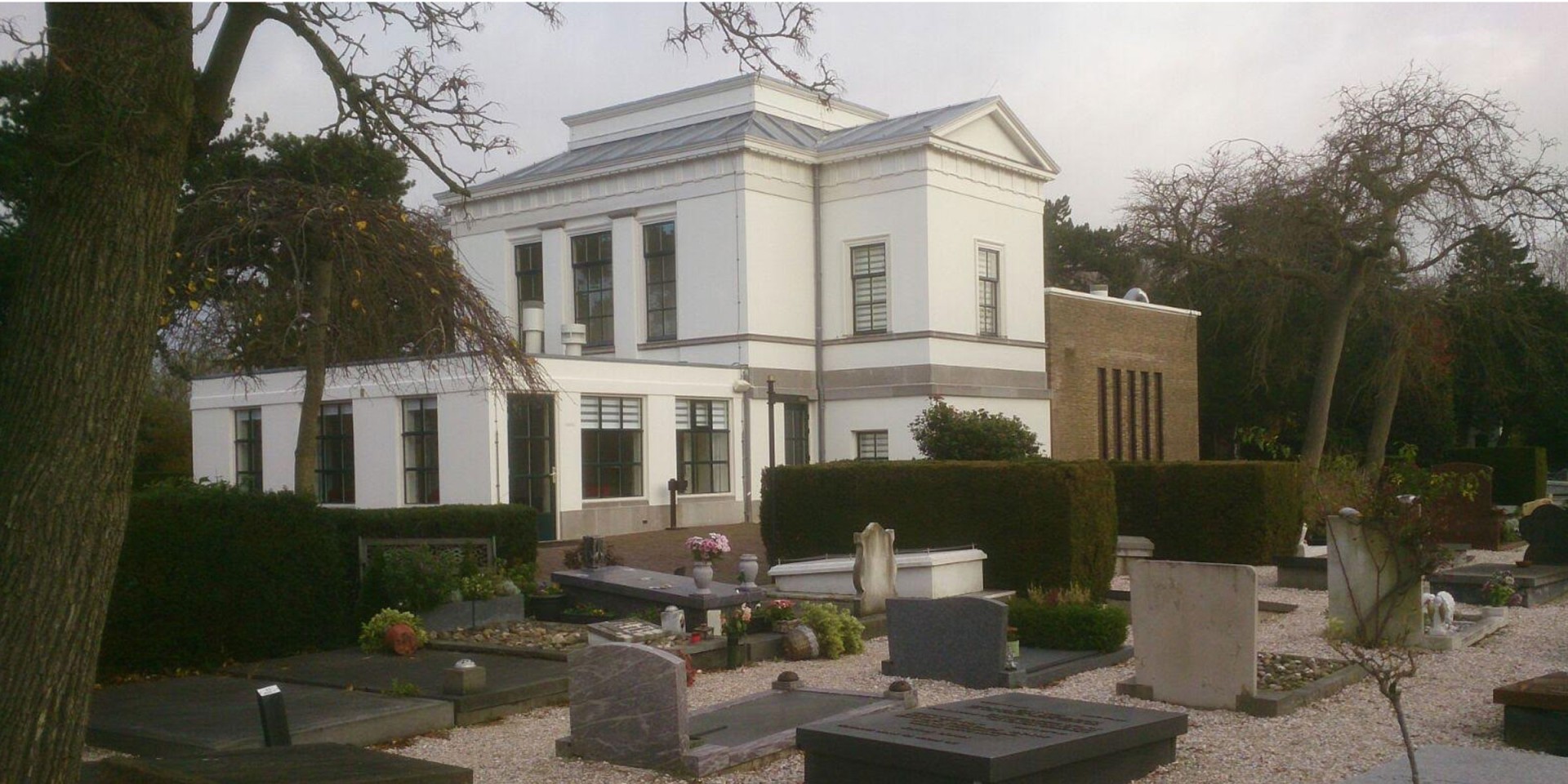 Wit huis, wonen op een begraafplaats
