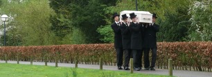 De kist wordt gedragen door dragers