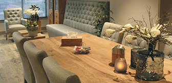 Tafel met zitje afscheidshuis Yarden Purmerend, mediabox rechts