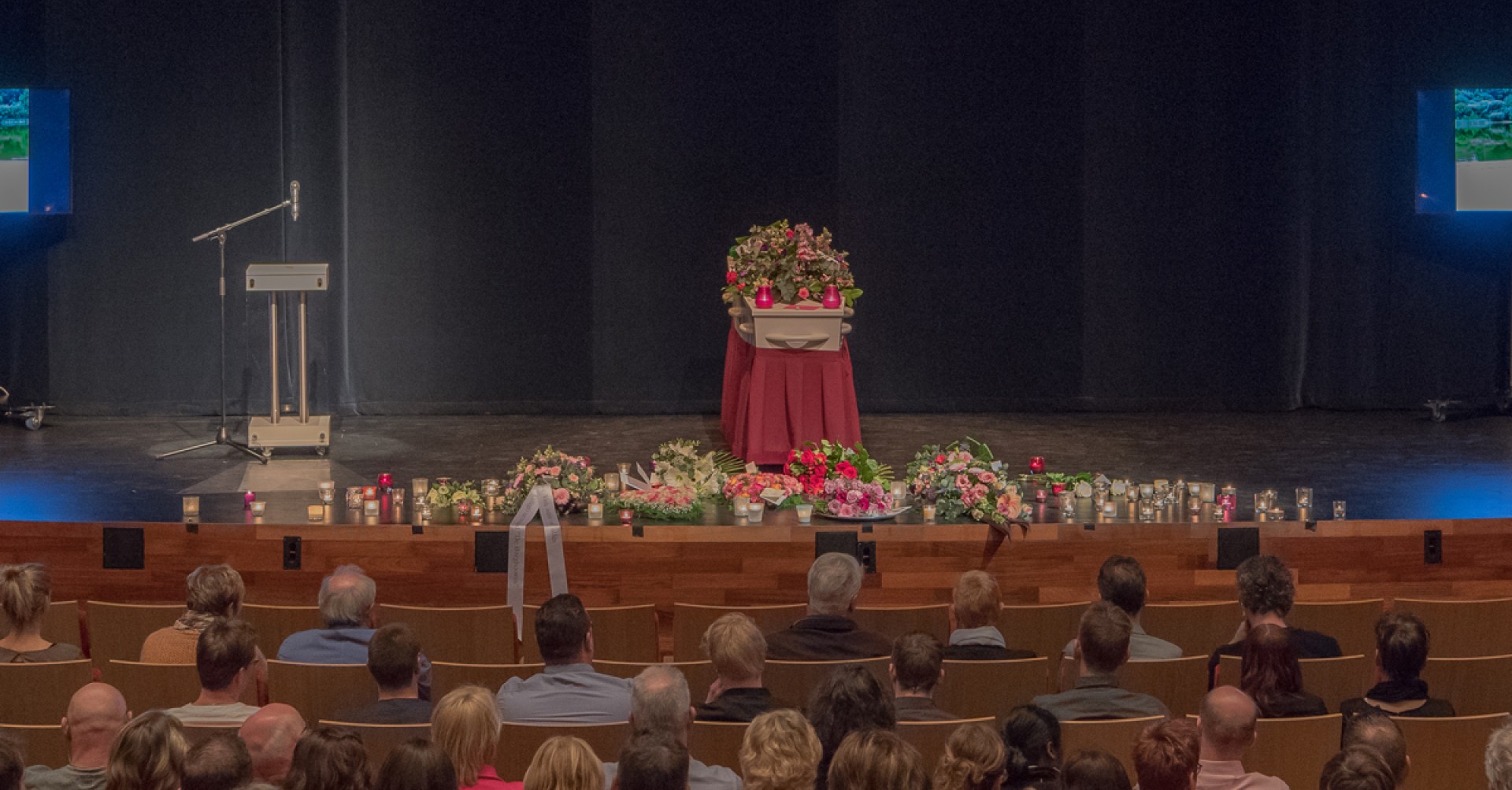 Haar belangrijkste laatste boodschap aan iedereen was: LEEF! Dat kwam heel mooi naar voren bij de afscheidsplechtigheid in het theater.