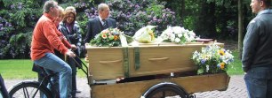 widget klein bakfiets Kist met bloemen op een bakfiets