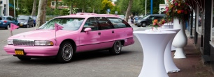 Lichtroze rouwauto