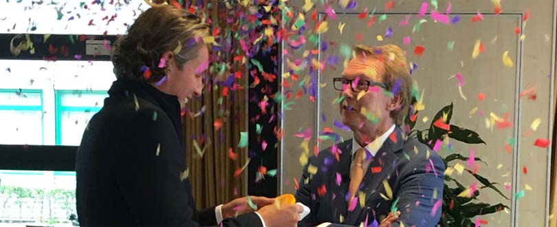 Voormalig zwemmer Pieter van den Hoogenband overhandigt de prijs Vitaalste bedrijf van Flevoland aan Ton Broekhuis, manager P&O van Yarden.