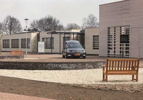 Uitvaartcentrum Bruijns Oosterhout-mediabox groot Aankomst bij uitvaartcentrum Bruijns Oosterhout
