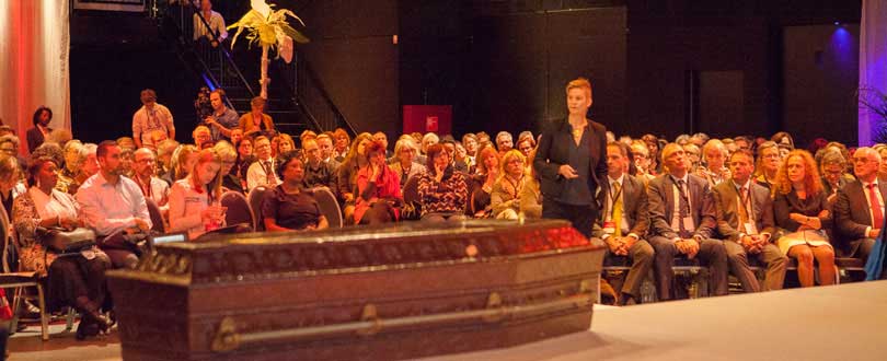 yarden-symposium-dood-in-onze-culturen Kist op podium bij Yarden Symposium