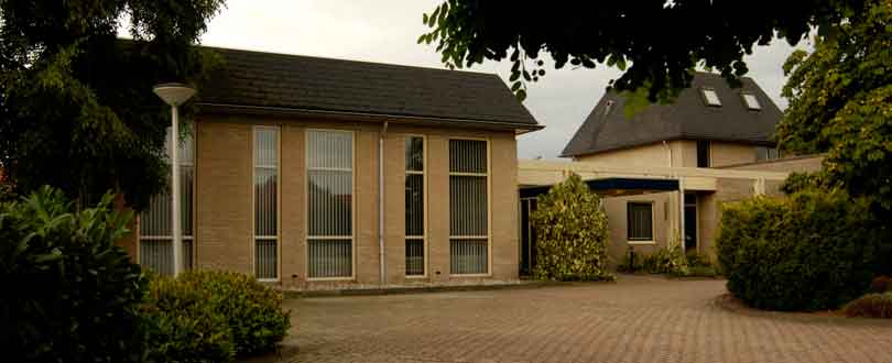Uitvaartcentrum De Schans in Heerenveen heropent na een restyling haar deuren.