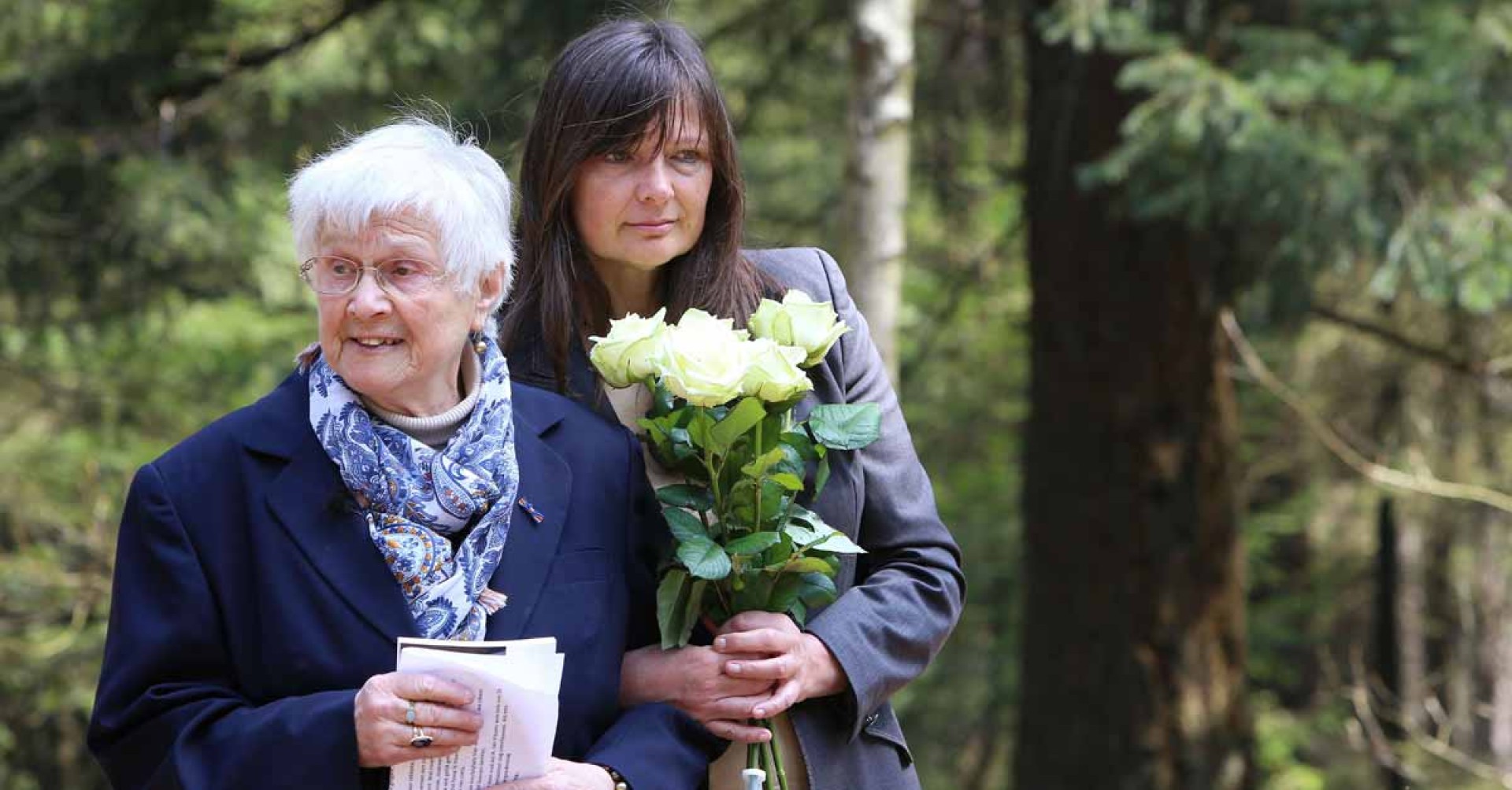 Lianne (89) bezocht Ereveld vol Leven bezocht en was getuige van de vele, vaak jonge mensen die plaats hadden genomen bij een graf. 