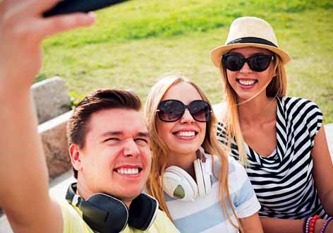 Jongeren maken selfie met mobiel