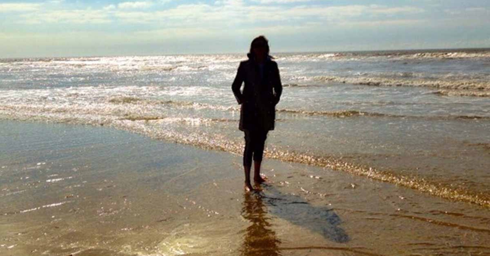 Vrouw op strand denkt over de dood