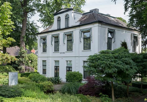 Den-Hull-Hilversum Klassieke buitenkant van uitvaartcentrum Den Hull