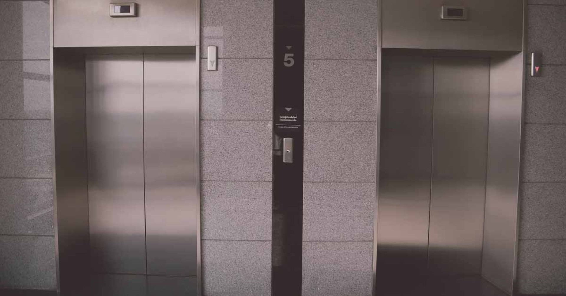 Luke draagt het mandje zelf naar de lift.