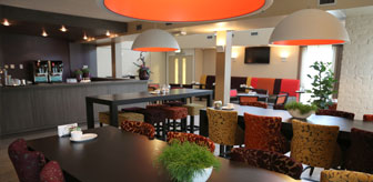 uitvaartcentrum-steenbrugge-ontvangstruimte Ruime ontvangstruimte in uitvaartcentrum Steenbrugge
