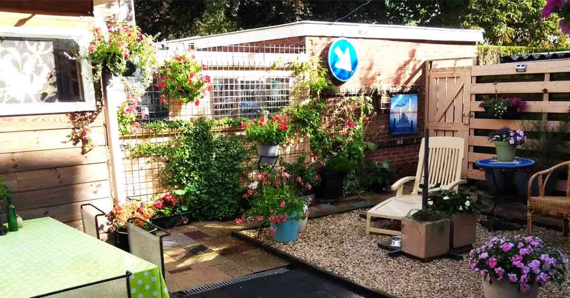 Lajla Kloek geniet van tuin