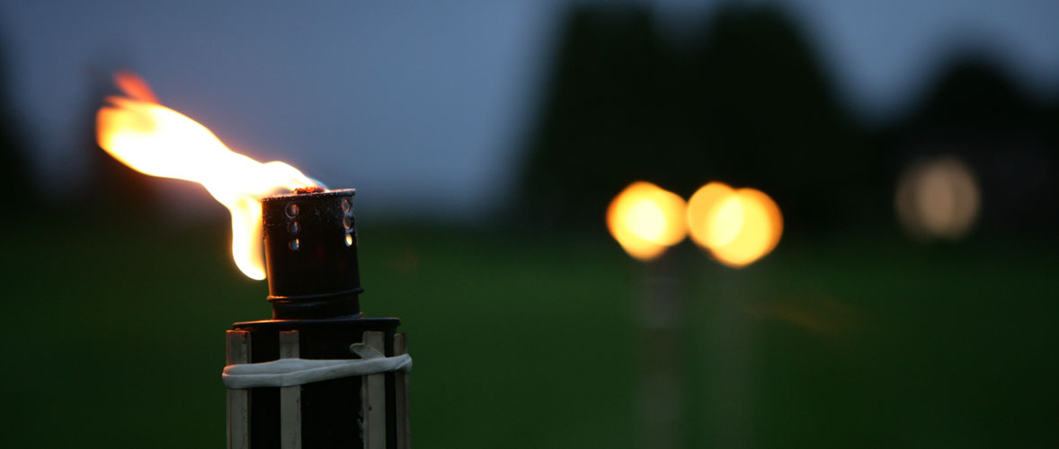 Fakkel geeft sfeervol licht tijdens avondarrangement