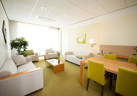 Uitvaartcentrum Kranenburg - mediabox groot Licht, modern interieur in uitvaartcentrum Kranenburg