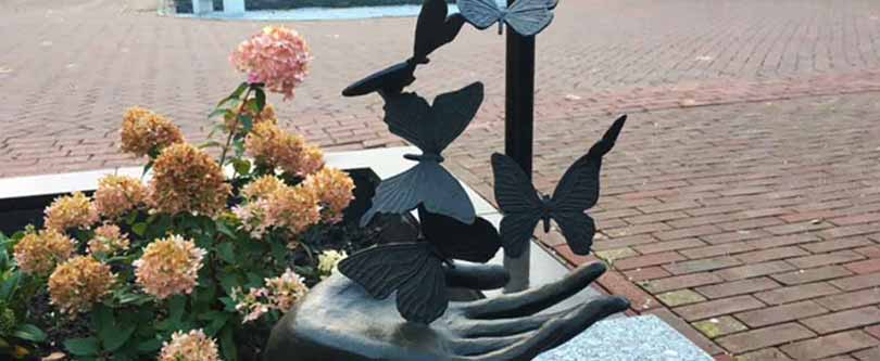 Het monument van de vlinderhand krijgt een plaats op het Vlinderveldje in Almere