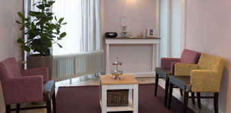 uitvaartcentrum-apeldoorn-stoelen Ontvangstkamer in uitvaartcentrum Apeldoorn