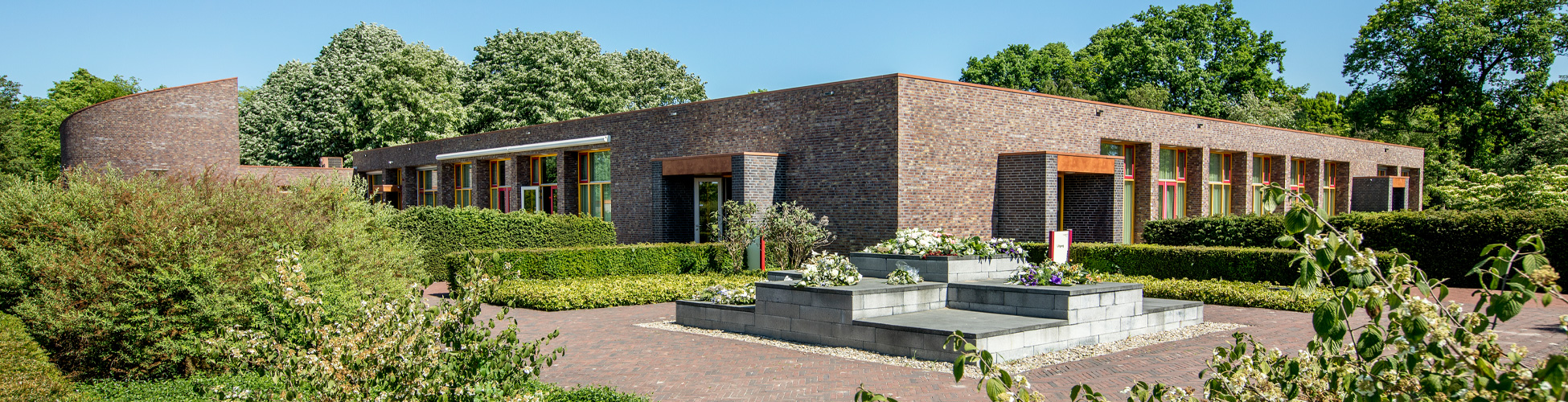 Het Crematorium en Uitvaartcentrum Reestborgh in Meppel heeft eigentijdse voorzieningen en een warme uitstraling.
