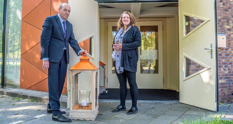 Yarden & Van Proosdij Uitvaartzorg (01) - carrousel Uitvaartverzorgers Bert van Proosdij en Cheryl Achterberg-de Bruin