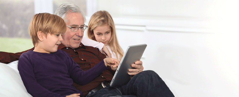 Memori online gedenkplaats Kinderen kijken met opa naar tablet