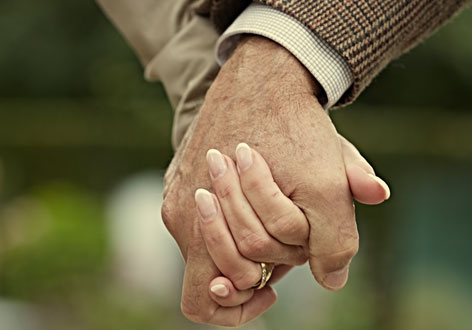 Handen ineen, samen rouw verwerken