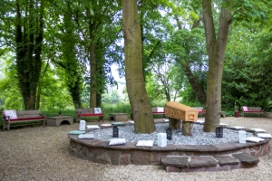 Kist omringd door zitplekjes en bomen