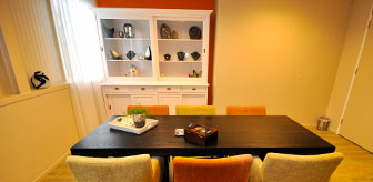 uitvaartcentrum-naoberhuus-tafel Familiekamer in uitvaartcentrum Naoberhuus Assen