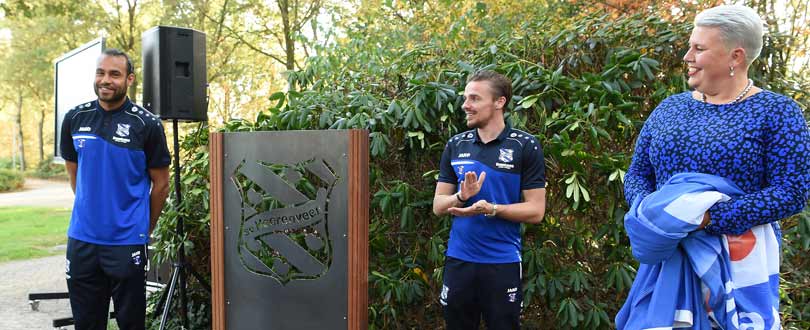 Beeld sc Heerenveen strooiveld schoterhof Onthulling beeld sc Heerenveen yardenhuis Schoterhof