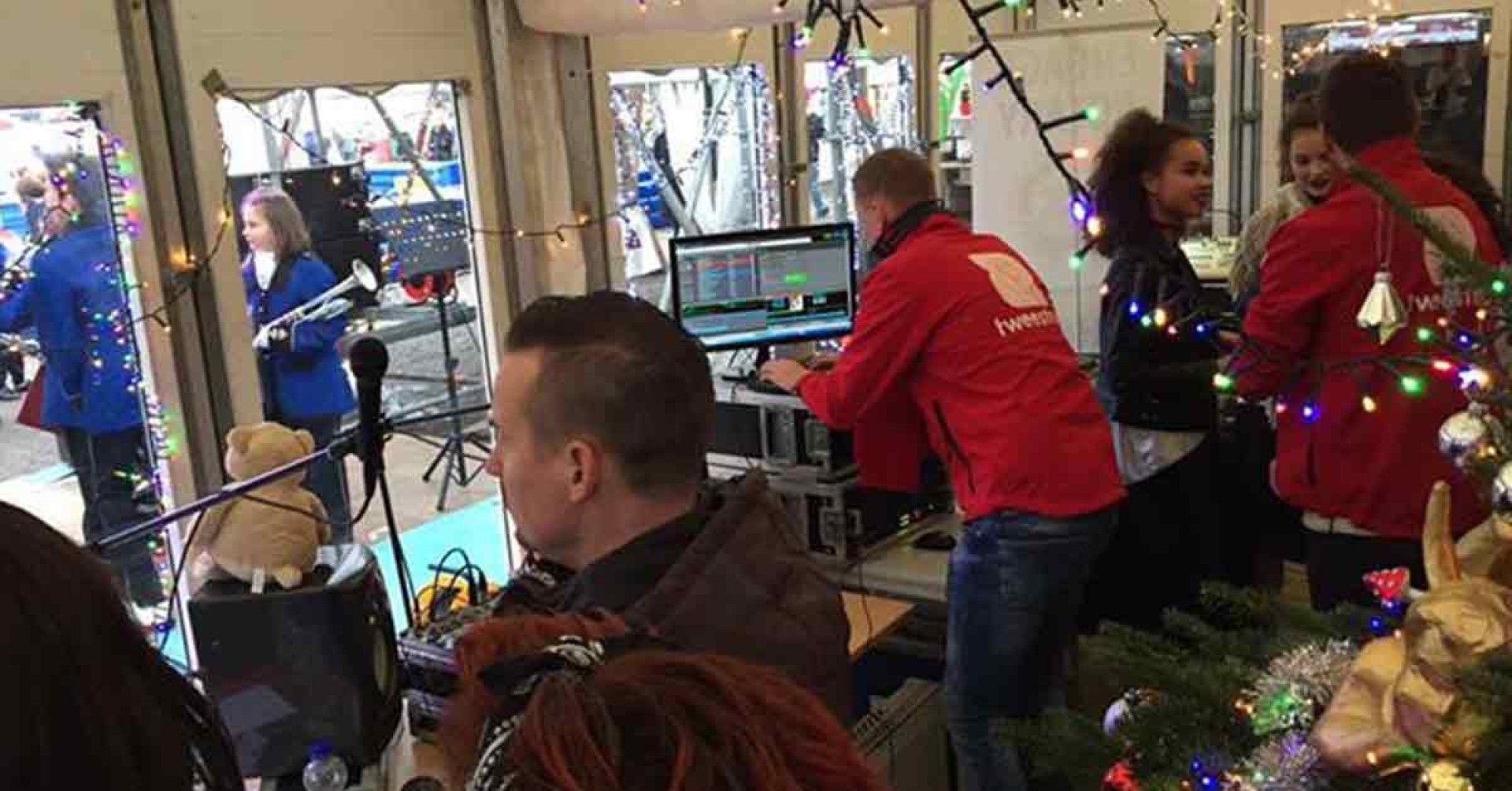 De jongeren van Tweestrijd verzorgden op de kerstmarkt in Hoorn een muzikaal optreden in het Glazen huis.