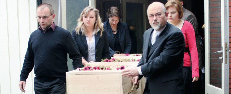 inspiratie-rondje-kist Familie en vrienden dragen kist