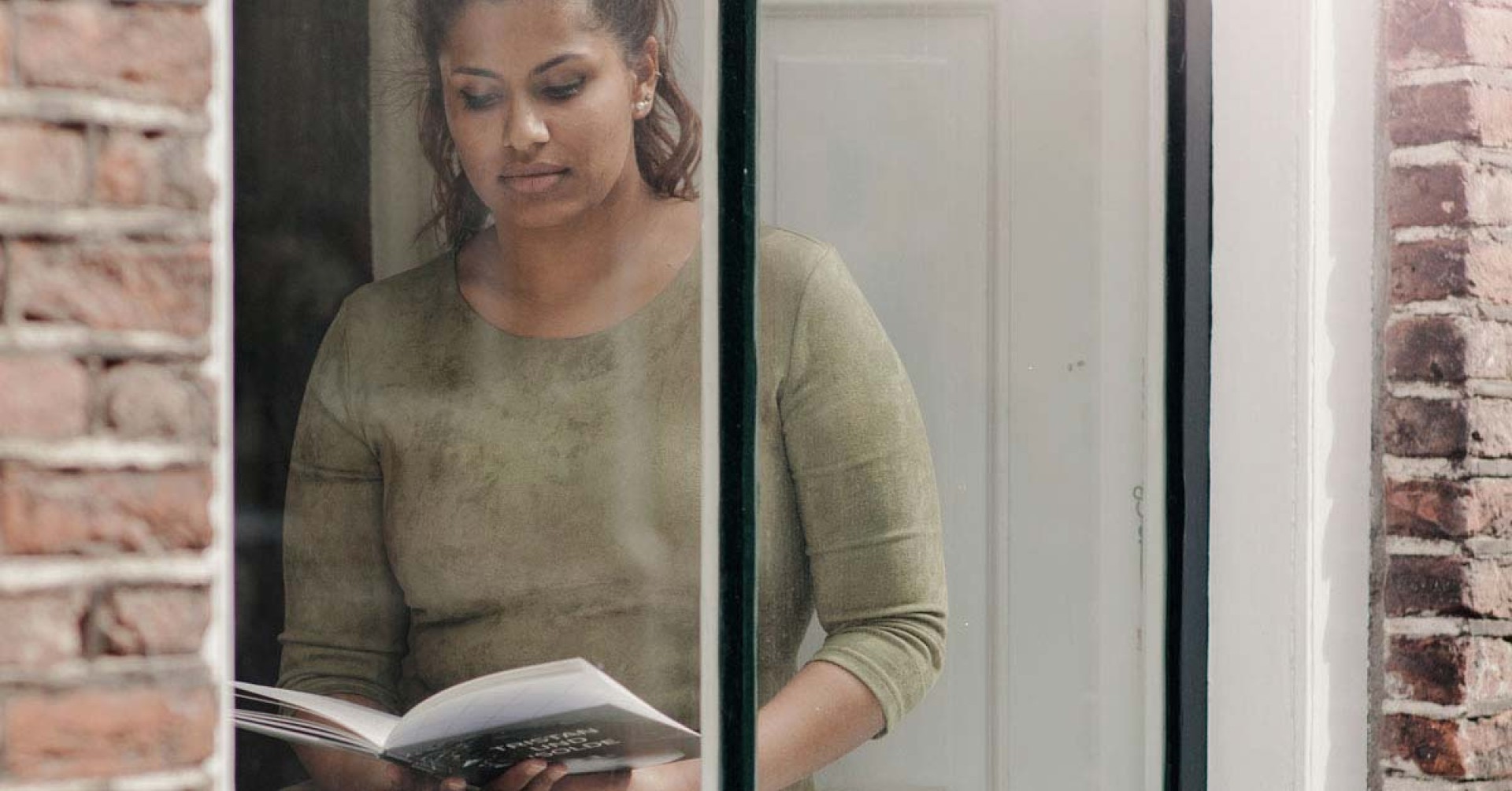Vrouw leest een boek over vaders