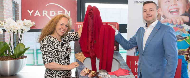 Yarden schenkt eerste kledingstuk aan Leger des Heils